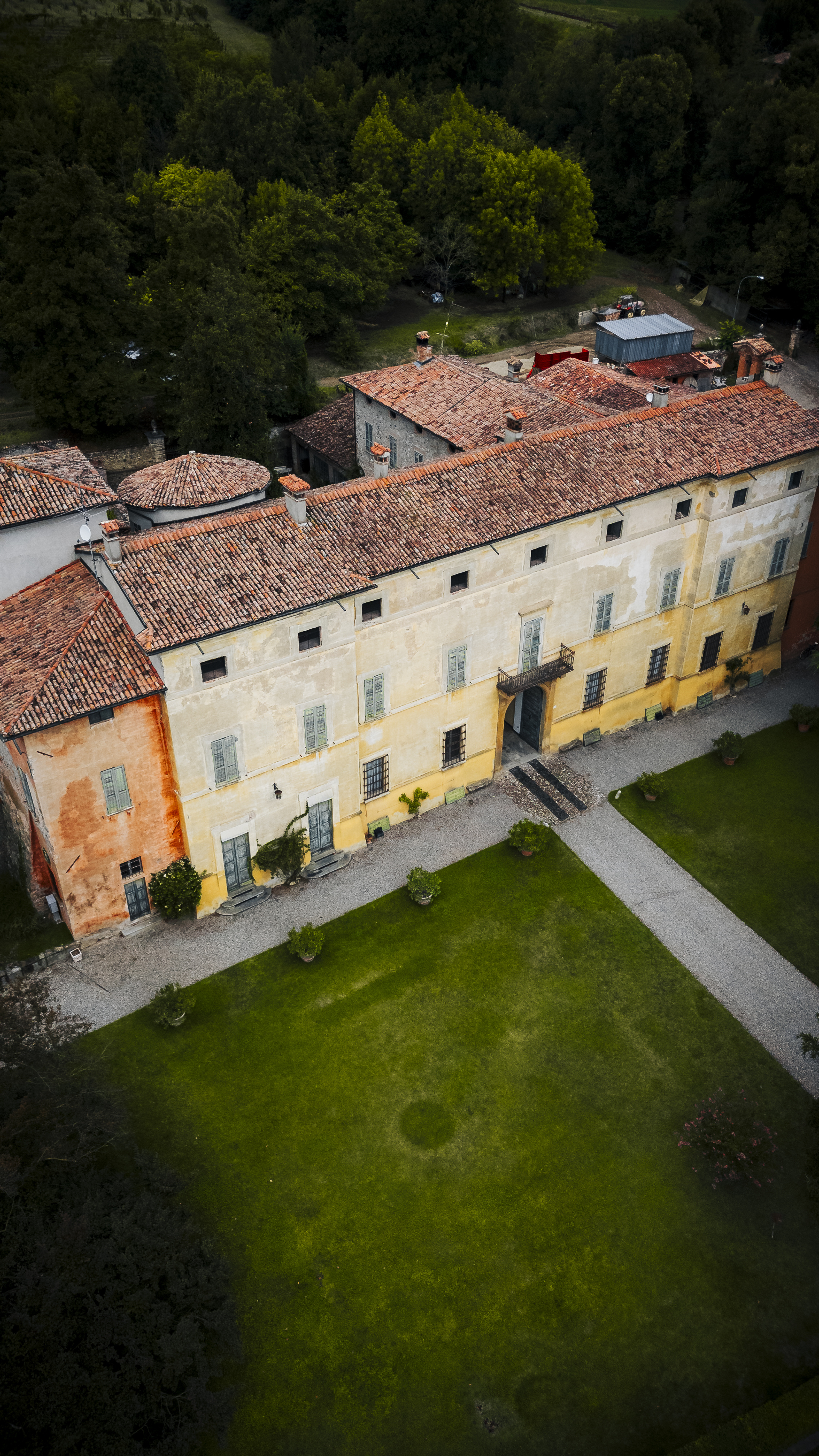 Il cortile interno e il giardino della villa visti dall'alto