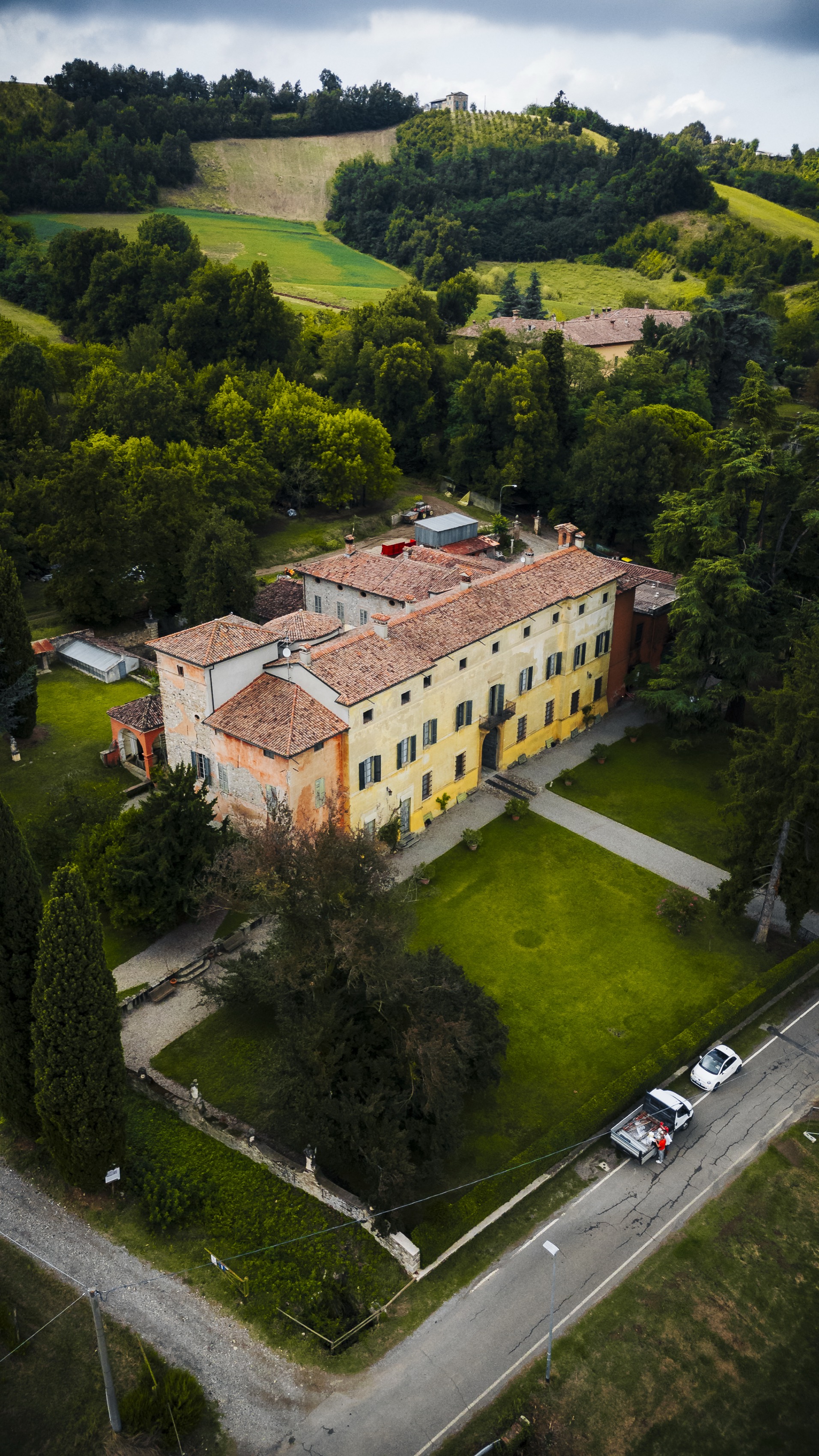 Veduta aerea di Villa Barattieri fra le colline della Val Nure