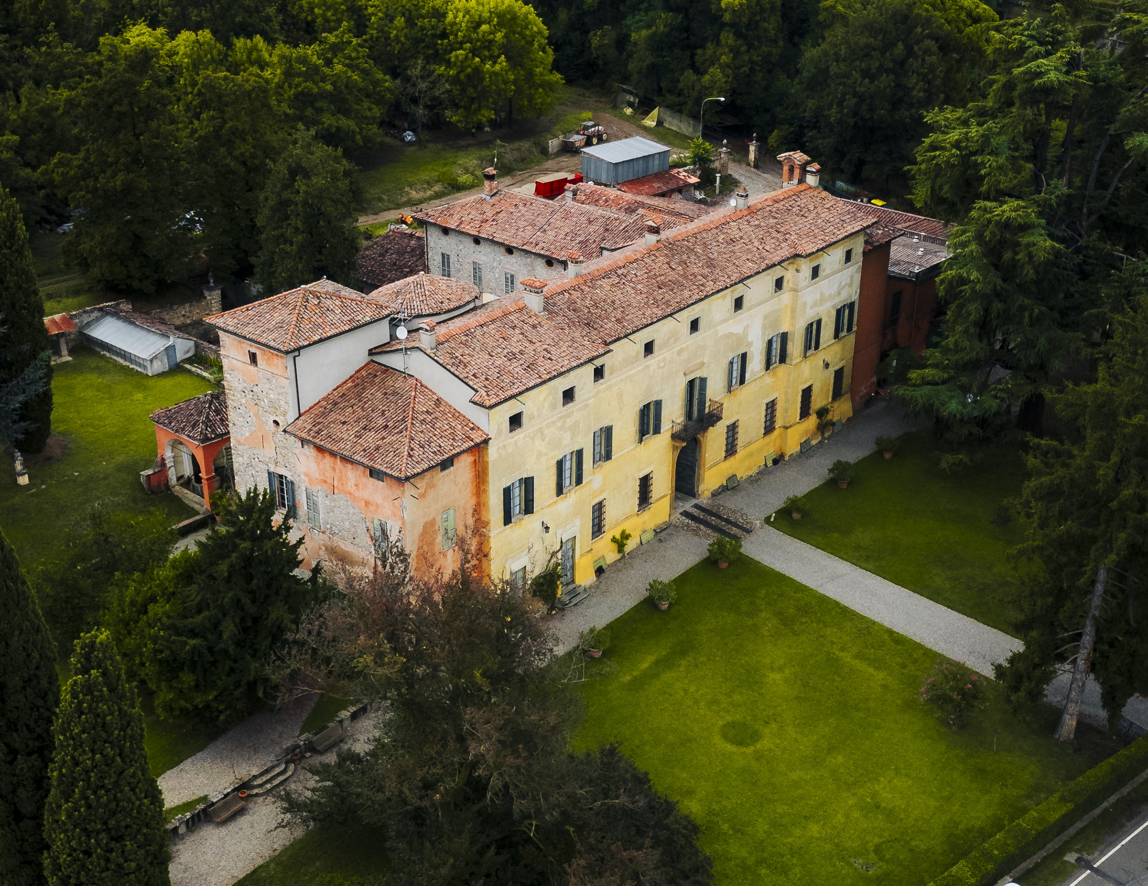 La facciata di Villa Barattieri con il giardino, ritaglio dal drone