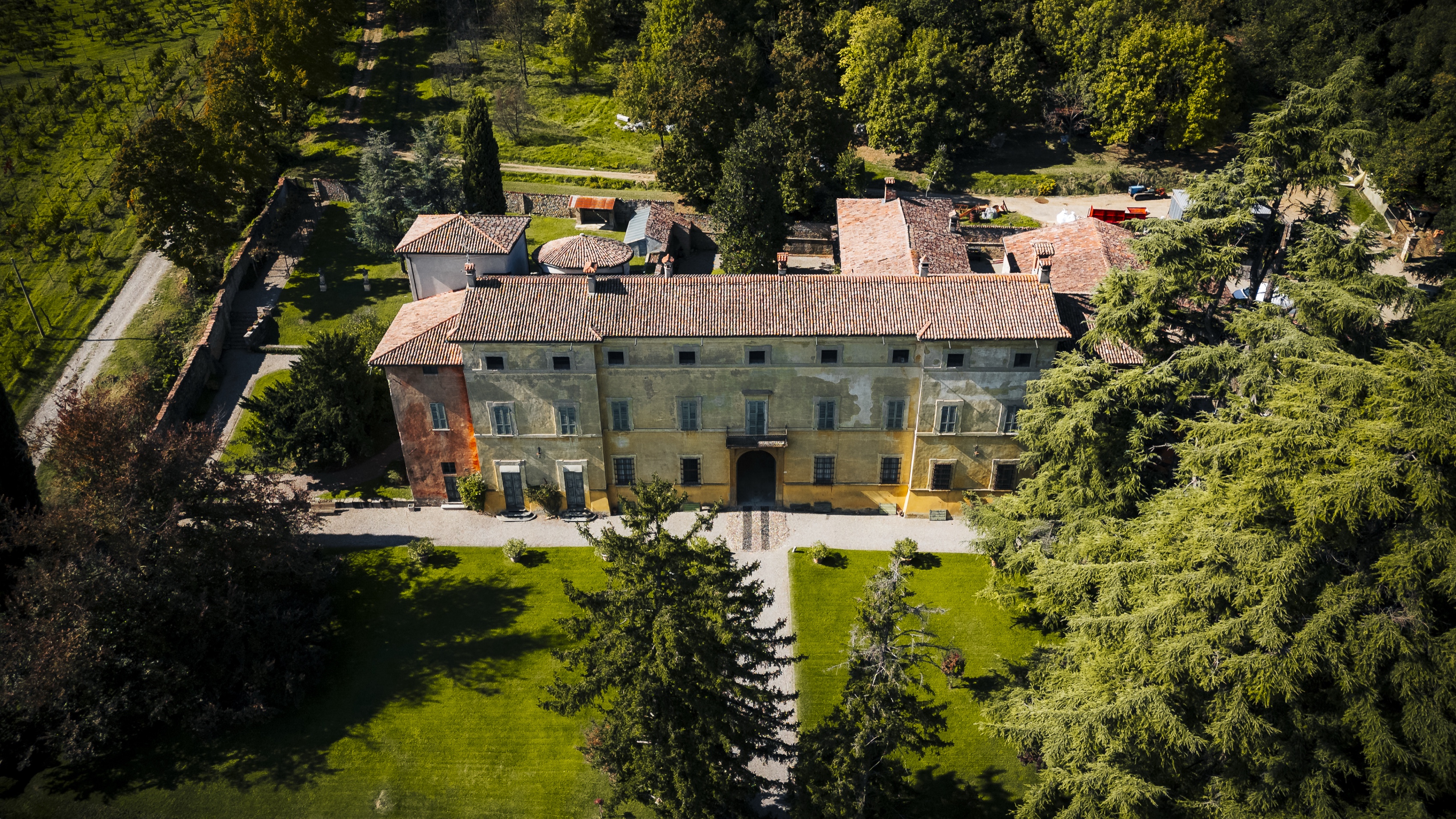 La facciata di Villa Barattieri fra i giardini