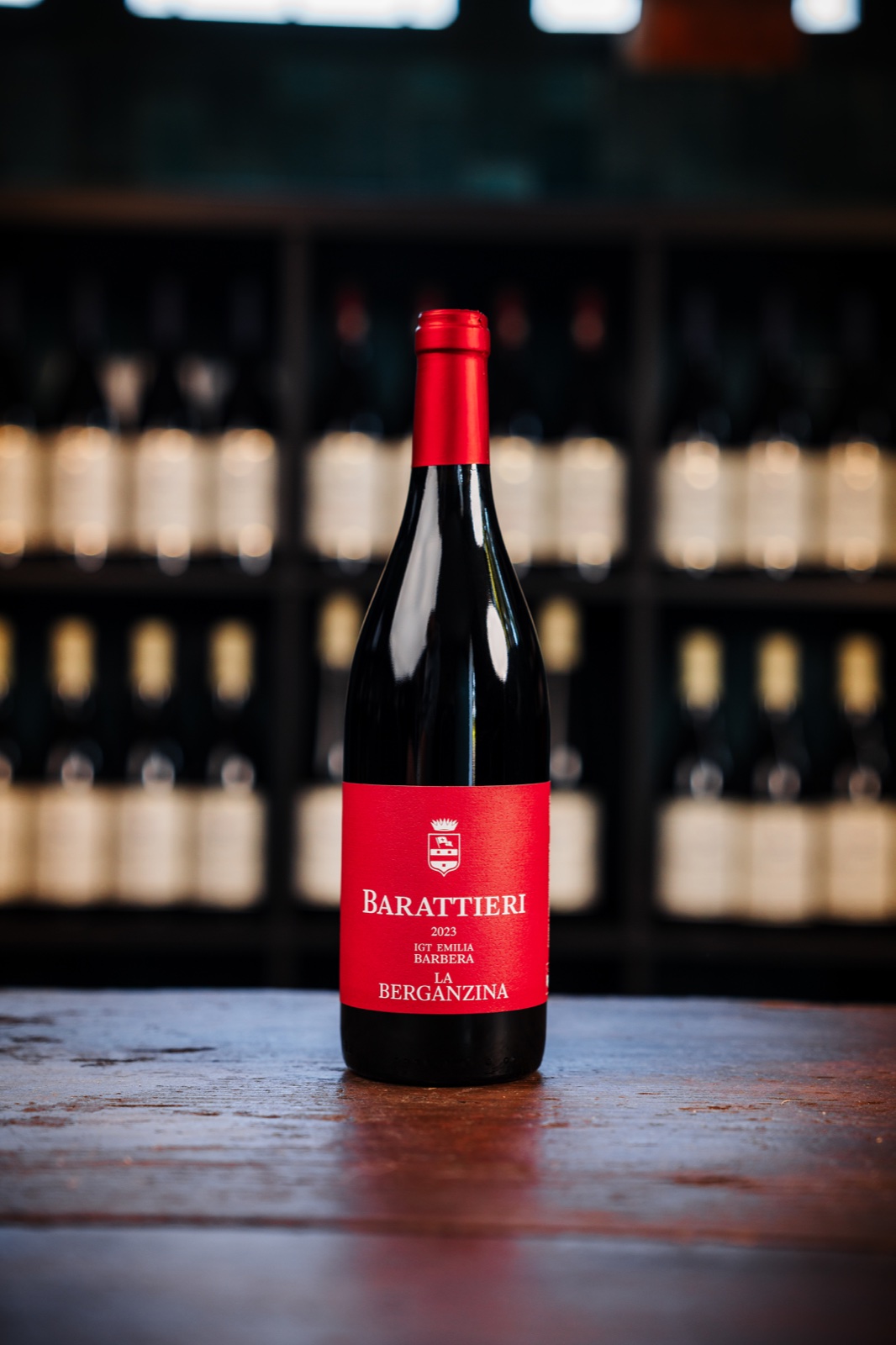 Bottiglia de La Berganzina Barbera IGT Emilia Barattieri, etichetta rossa, in cantina
