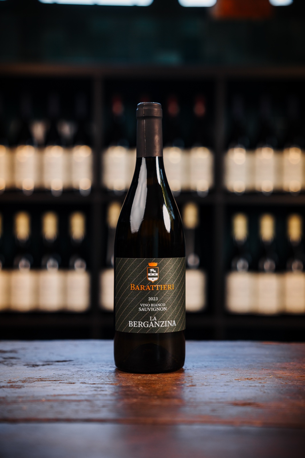 Bottiglia de La Berganzina Sauvignon, vino bianco Barattieri, in cantina