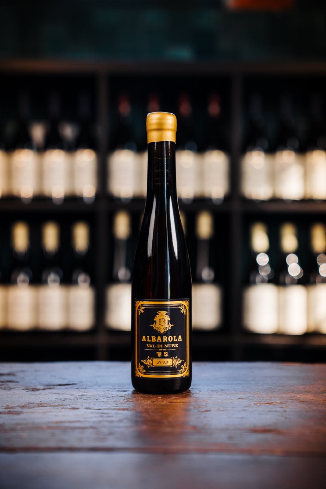Bottiglia di Vin Santo Albarola Val di Nure Barattieri con etichetta nera e oro e ceralacca dorata