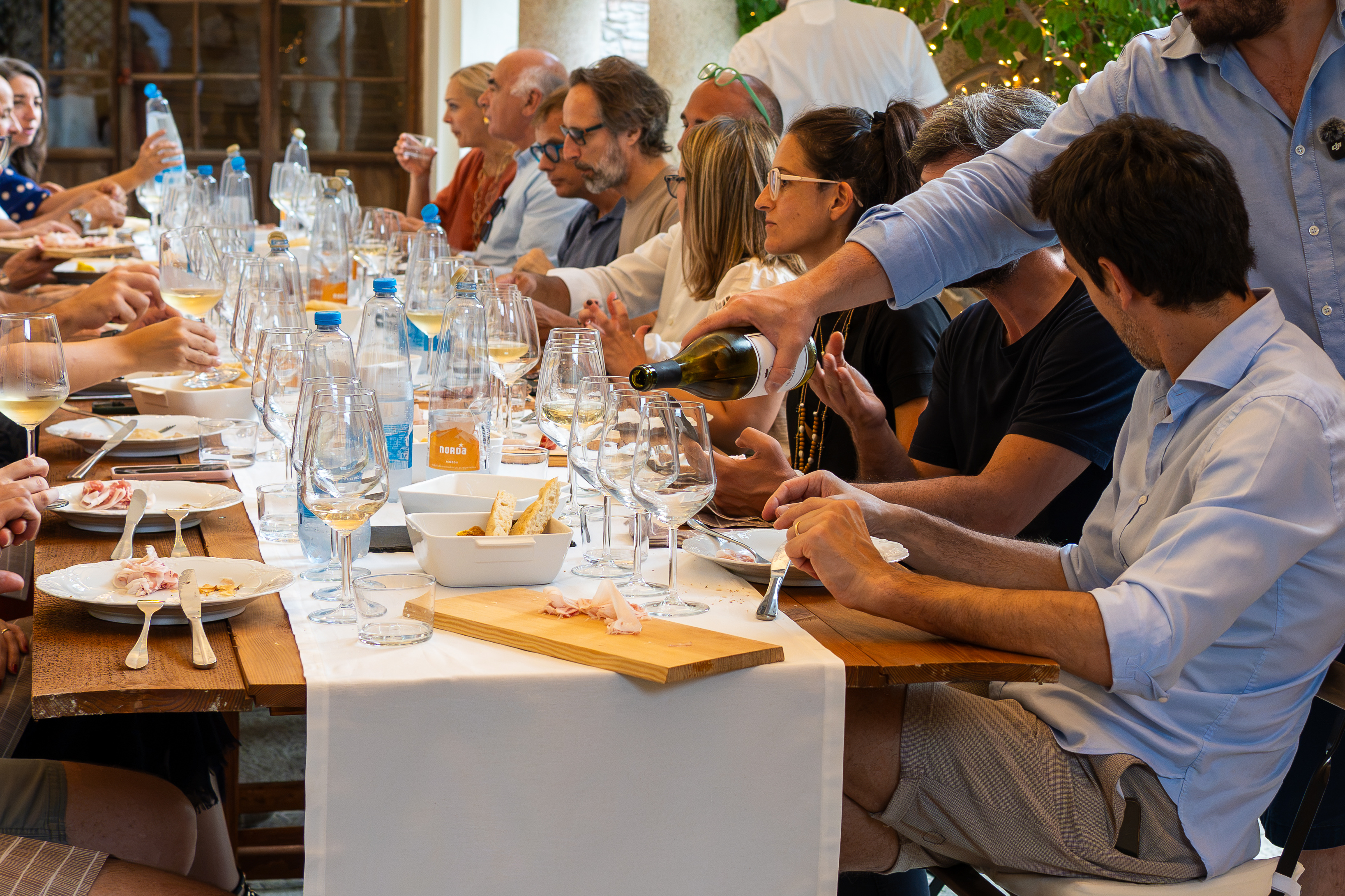La tavola imbandita in villa