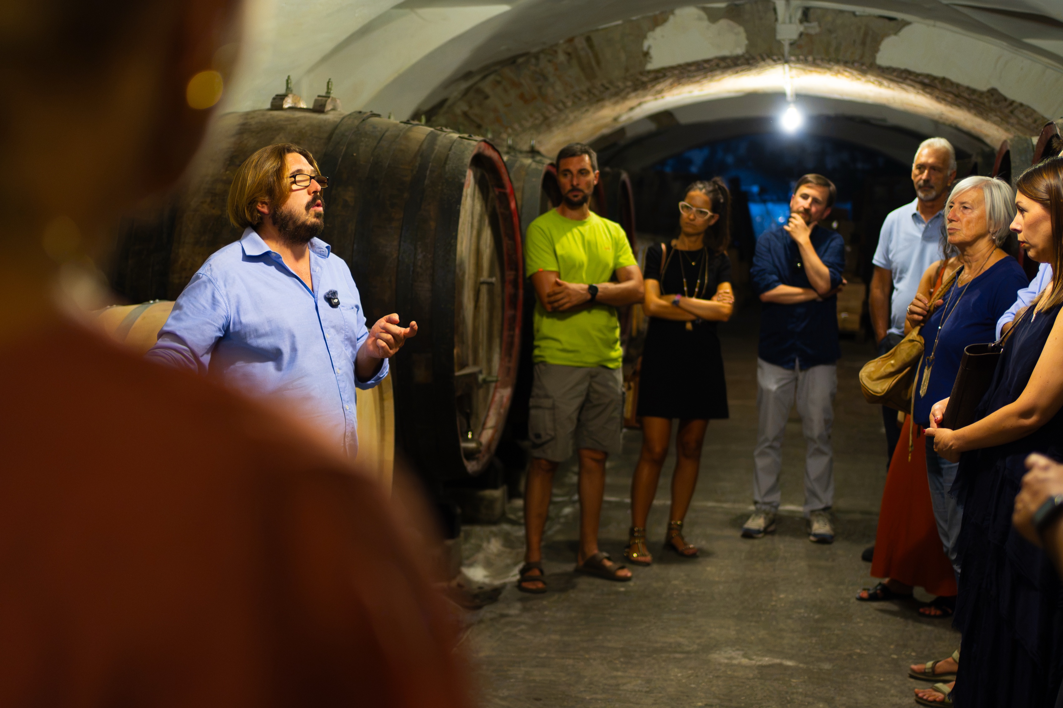 La visita guidata nella cantina storica Barattieri, fra le grandi botti di rovere